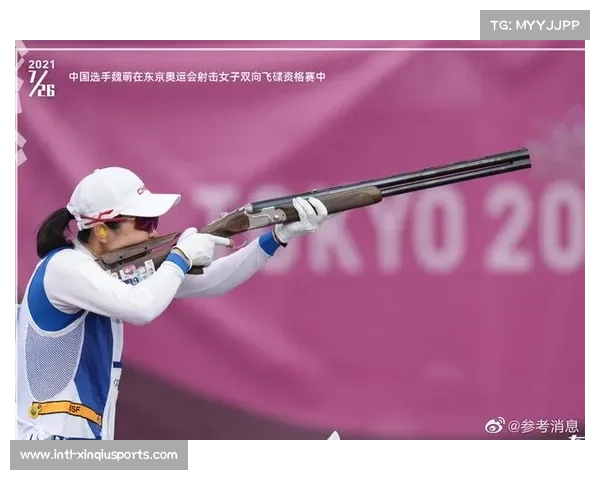 小球迷场边举牌致敬传奇，暖心一幕获掌声